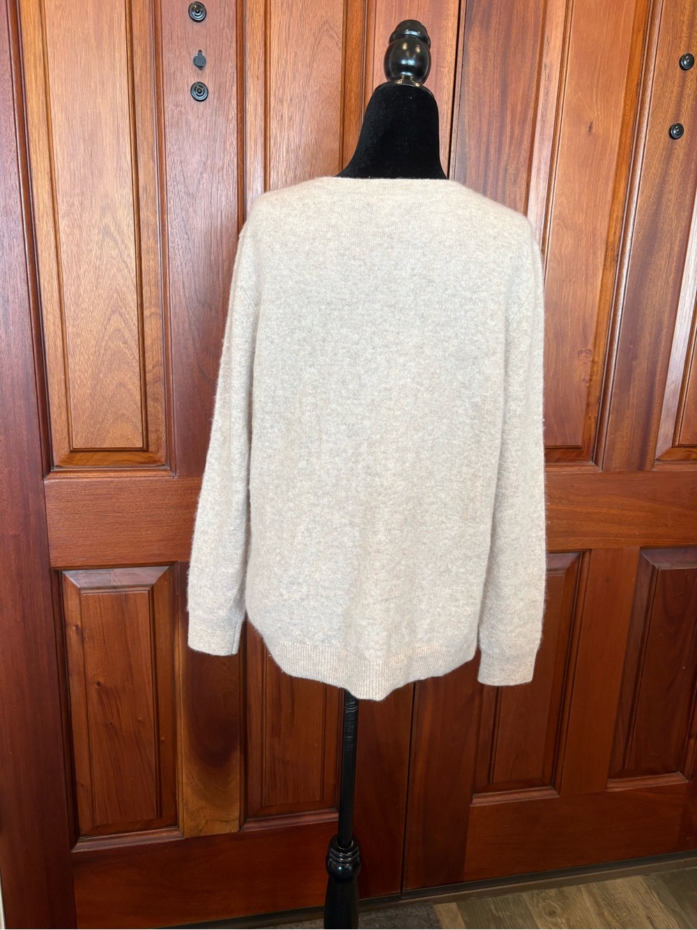 Garnet Hill 100% Cashmere v-neck Sweater  Beige Tan Size Large Quiet Luxury - Picture 4 of 10